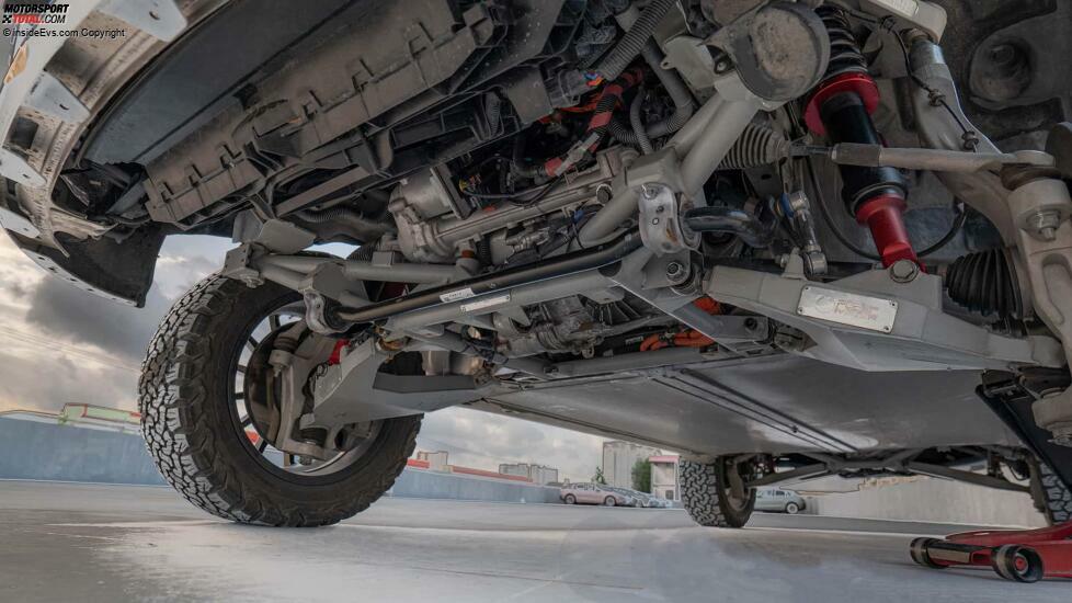 Tesla Model Y mit Pu.Labo Lift Kit