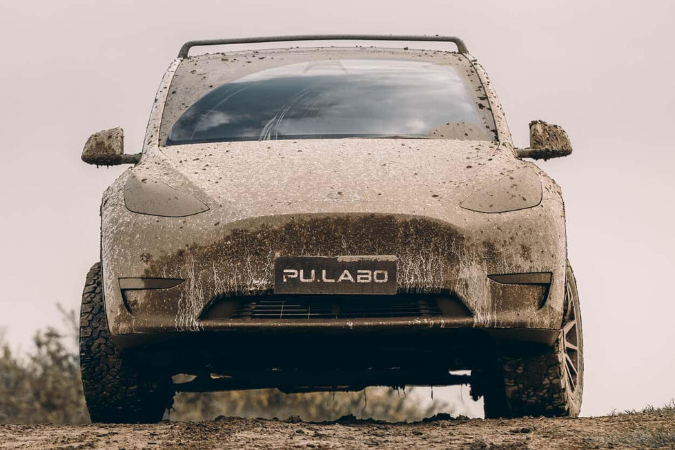 Muss man ein dezentes Elektro-SUV höher legen? Anscheinend ja, vermutlich genau wegen der dezenten Optik - Technik aus China macht's möglich