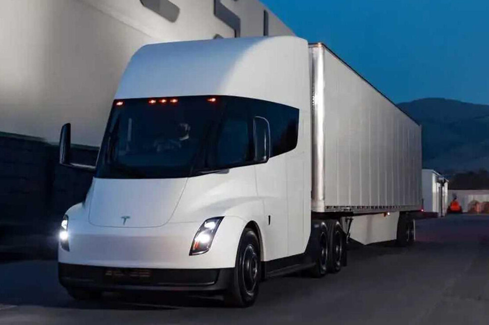 In einem 18-tägigen Vergleich bei realen Lieferaufträgen siegte der Tesla Semi: Kein anderer Elektrolaster schaffte so viele Kilometer pro Tag