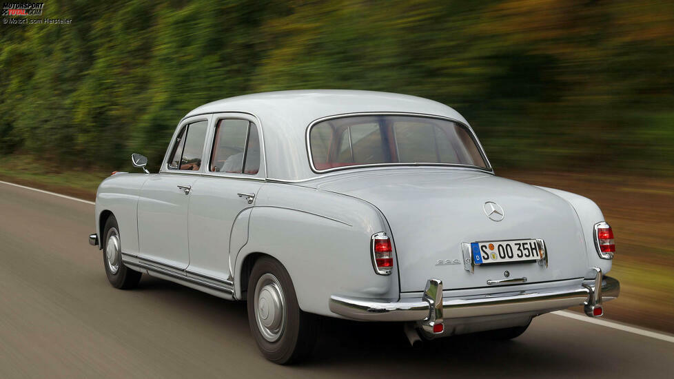 1954 kam der 220 als Sechszylinder-Ableger der Ponton-Baureihe auf den Markt