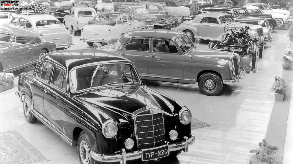 Familiensache: Der neue 220 bei seiner Premiere 1954, dahinter der schlichtere 180 mit Vierzylinder