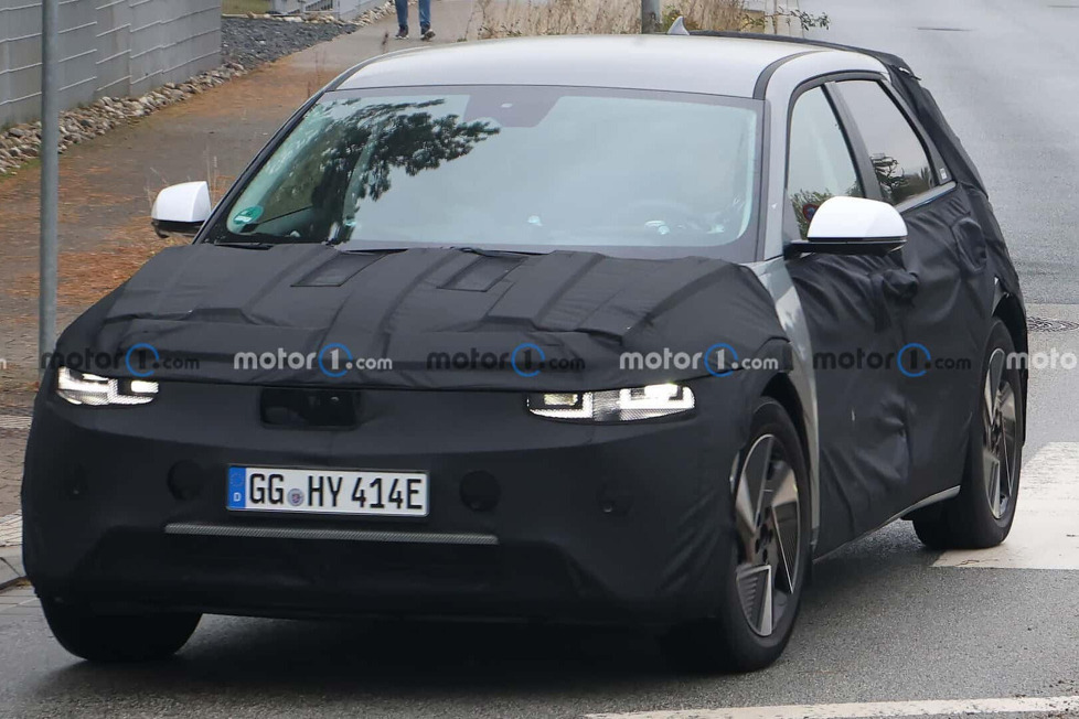 Der vollelektrische Crossover trägt eine Tarnung, um das veränderte Design von Front und Heck zu verbergen
