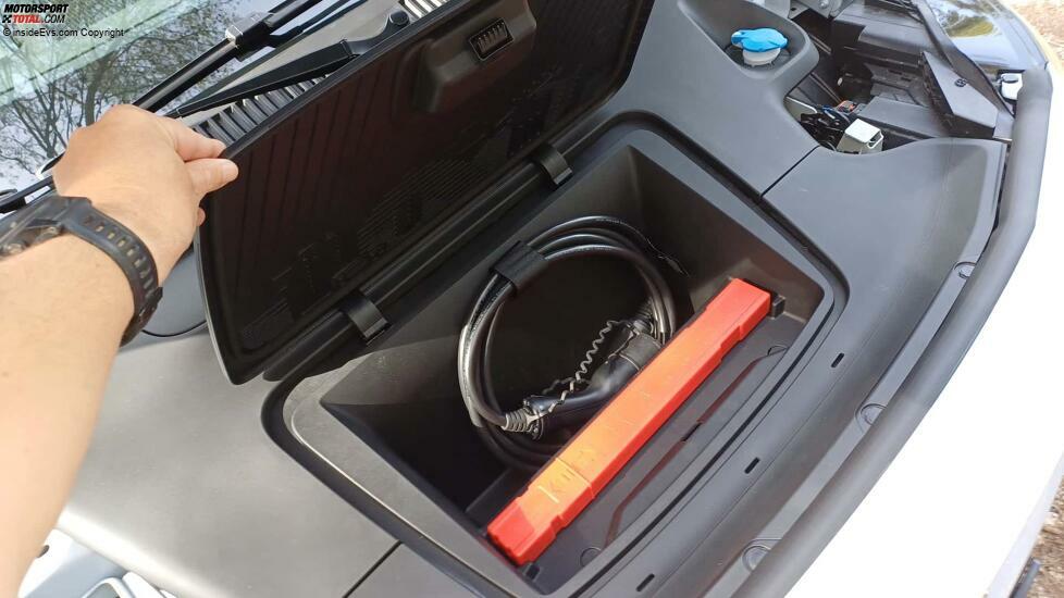 Volvo EX30: Der Frunk fasst nur das Ladekabel und das Warndreieck