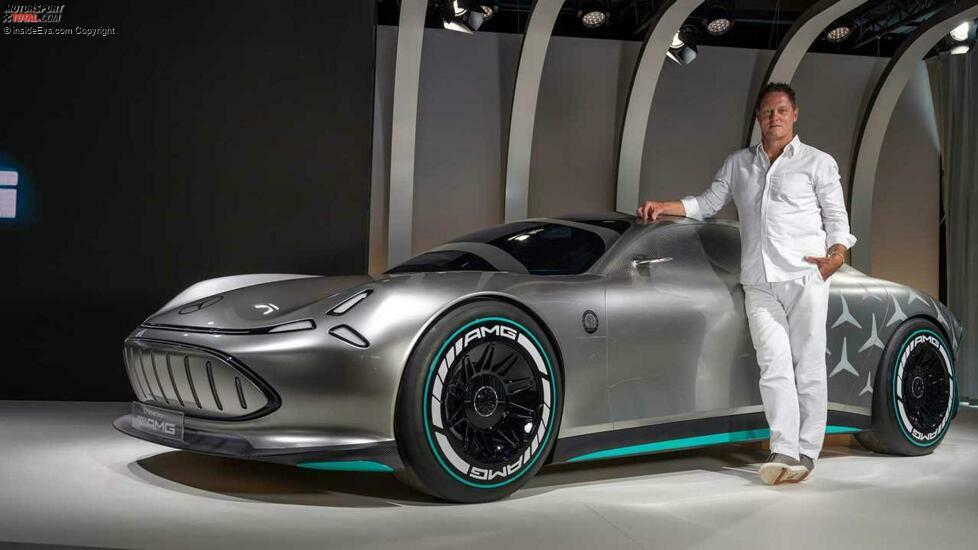 Mercedes Vision AMG: Mercedes-Designchef Gorden Wagener posiert am Auto
