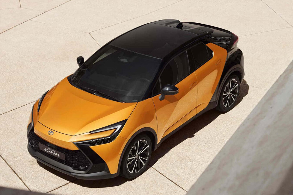 Der neue Toyota C-HR, jetzt auch als Plug-in-Hybrid erhältlich, ist etwas kürzer, breiter und höher als sein Vorgänger und hat ein neues Kofferraumvolumen