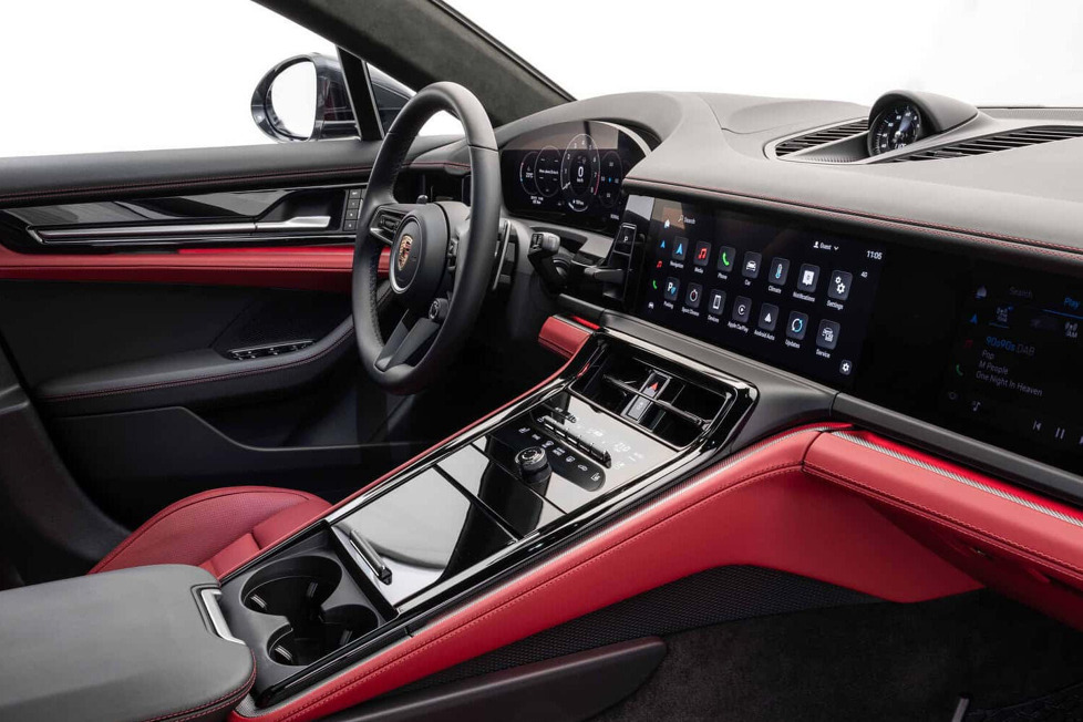 Auf den ersten Blick wirkt der Anblick vertraut, und dennoch ist das Cockpit des kommenden Porsche Panamera komplett neu gestaltet