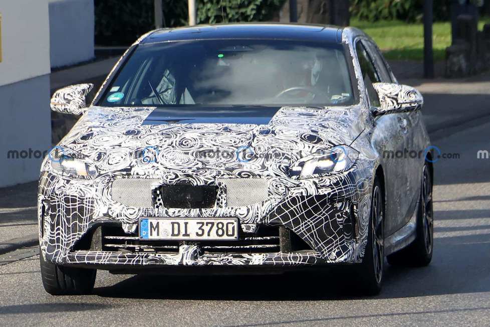 Eine neue Reihe von Erlkönigaufnahmen zeigen den heißeren BMW M135i, der in der Öffentlichkeit getestet wird, mit einem aufgefrischten Design