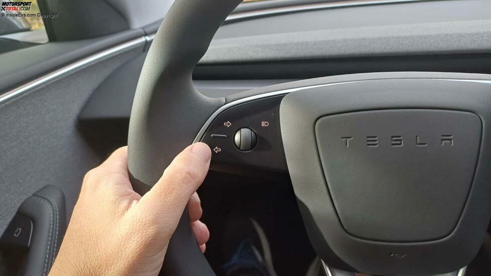 Tesla Model 3 Highland: Geblinkt wird mit zwei Pfeiltasten links am Lenkrad