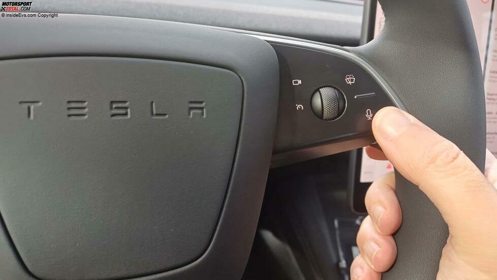 Tesla Model 3 Highland: Rechts am Lenkrad gibt es Tasten für die Sprachbedienung, die Scheinwerfer und mehr