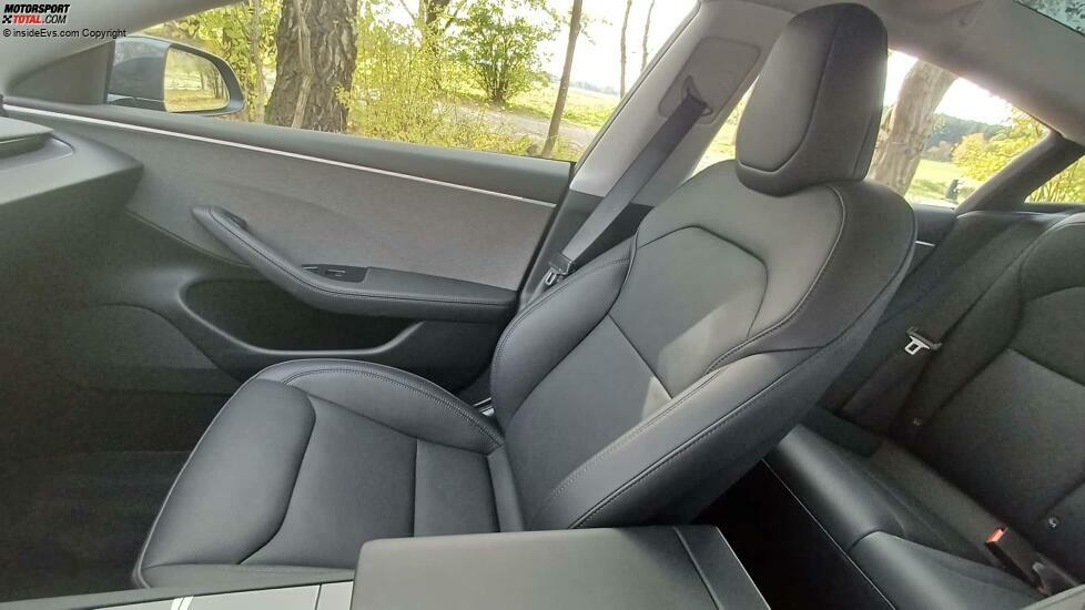 Tesla Model 3 Highland: Die Sitze wirken bequem und bieten recht guten Halt