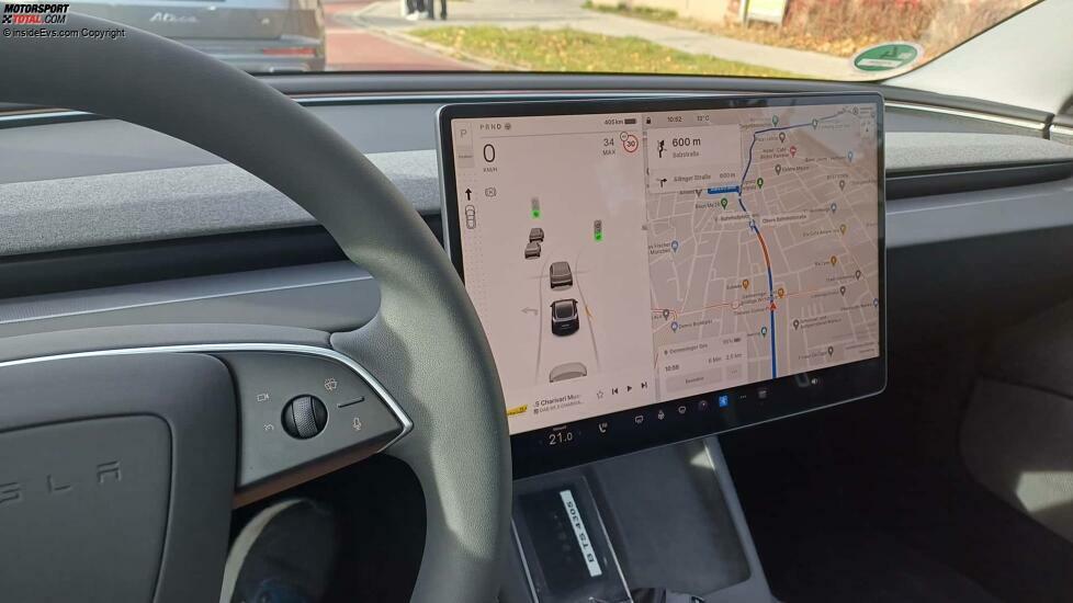 Tesla Model 3 Highland: Das gefahrene Tempo steht in der linken oberen Ecke des Touchscreens