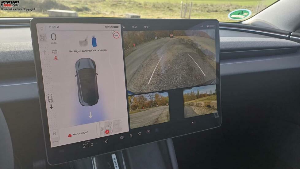 Tesla Model 3 Highland: Die Fahrtrichtung wird mit dem Slider links bestimmt. Rechts die Bilder des Rundum-Kamera-Systems