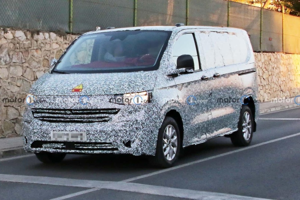 Für die optische Ähnlichkeit zum Ford Transit Custom gibt es eine einfache Erklärung