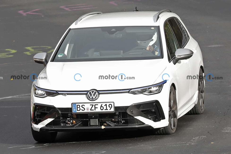 VW war auf dem Nürburgring unterwegs, um das Facelift des Golf R zusammen mit der Kombi-Version zu testen: Tarnung? Fehlanzeige! Unterschiede? Schwierig!
