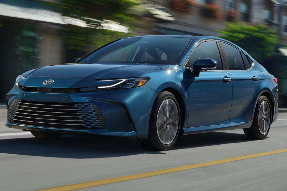 Der neue Toyota Camry kommt nur mit Hybridantrieb auf den Markt: Man kann zwischen LE, SE, XLE und XSE sowie zwischen Front- und Allradantrieb wählen