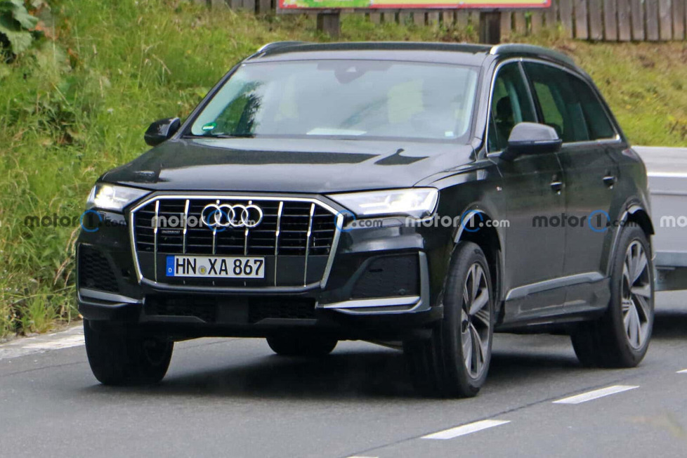 Ein Testfahrzeug der nächsten Generation des Audi Q7 wurde in den Alpen erwischt: Er hatte Kotflügelverbreiterungen, die auf breitere Spuren hindeuten