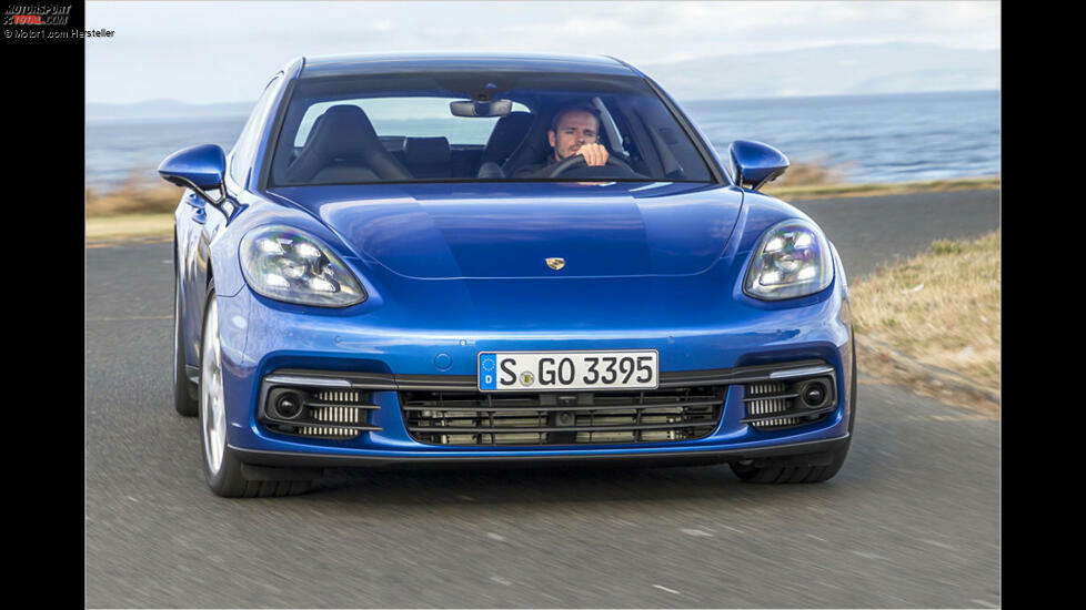 In der Kurve macht auch der Sport Turismo allen anderen Oberklasse-Autos klar wie das so geht mit der Dynamik