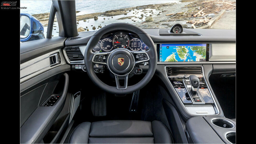 Das großartige Cockpit kennt man eins zu eins aus der Limousine. Nur der Blick in den Rückspiegel legt etwas mehr Weite frei