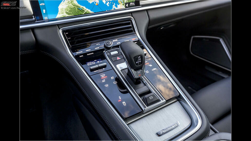 Die Bedienung über das schwarze Touchpanel funktioniert gut. Das Achtgang-PDK ist über jeden Zweifel erhaben