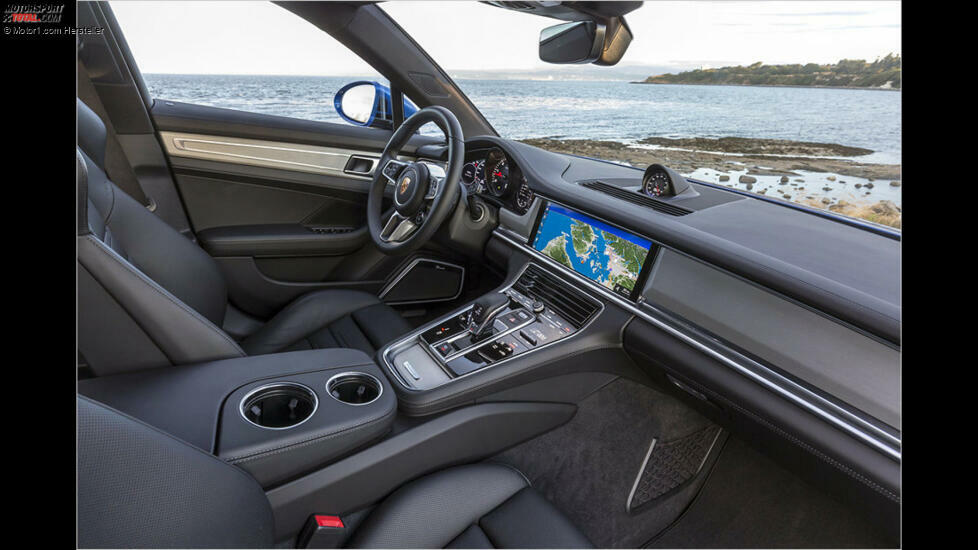 Die verschieden großen Cupholder gibt es auch im Sport Turismo