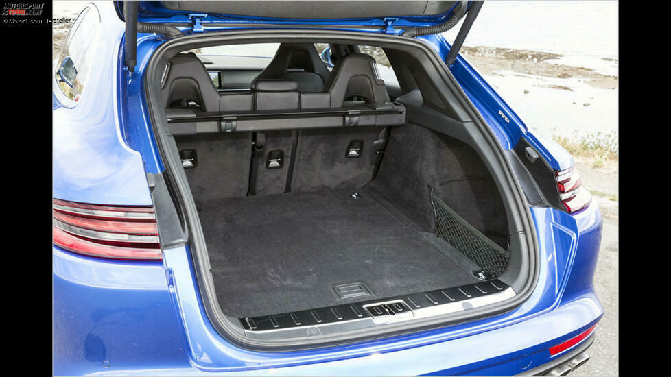 Der Kofferraum des Sport Turismo ist nur etwa 50 Liter größer als der der Limousine. Er schluckt zwischen 520 und 1.390 Liter