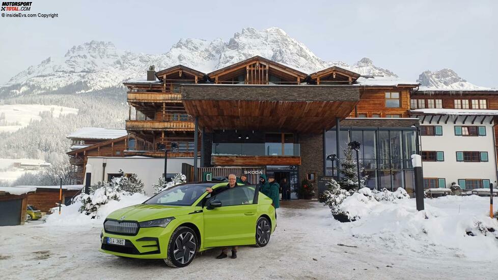 Skoda Enyaq (2024): Der Autor mit dem RS-Coupé vor beeindruckender Alpenkulisse