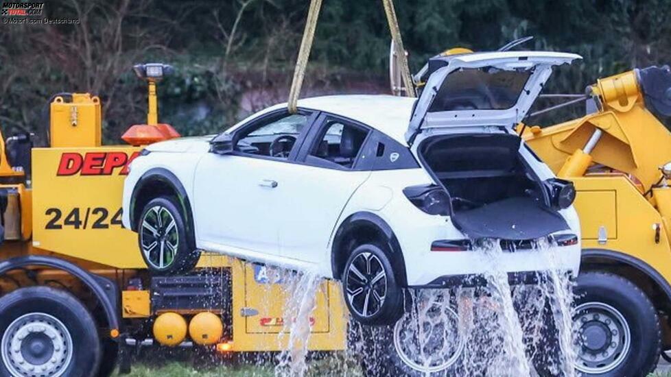 Lancia Ypsilon (2024) wird aus einem Fluss gefischt