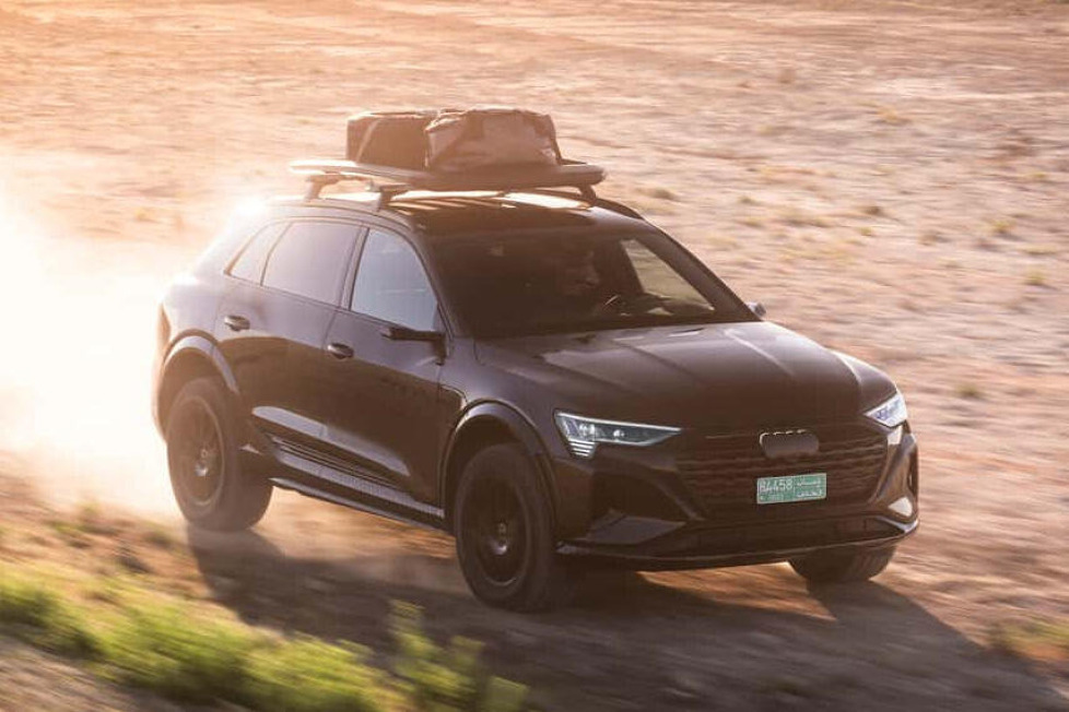 Audi hat den Q8 e-tron edition Dakar mit 31-Millimeter-Höherlegung, Offroad-Reifen und weiterem Gelände-Zubehör vorgestellt