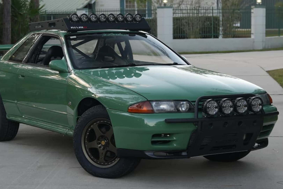 Der YouTuber Adam LZ hat den GT-R R32 mit einer Höherlegung, Offroad-Reifen und mehr versehen