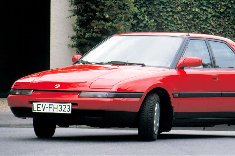 1989 war das Jahr der kreativen Neuheiten von Mazda: Neben dem MX-5 Miata debütierte der 323 F mit ungewöhnlicher Optik