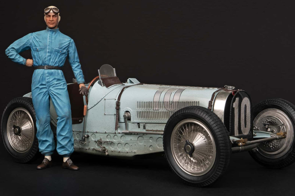 Allerdings kommt er im Maßstab 1:8 von Amalgam: Immerhin gibt es den Mini-Jean-Pierre Wimille, den Fahrer vom 1935er-Belgien-Grand Prix, gleich mit dazu