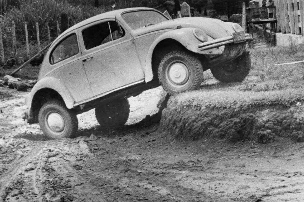 Volkswagen entwarf lange nach dem Zweiten Weltkrieg zur Zeit des Transamazonica-Bauprojekts in Brasilien einen geländegängigen VW Käfer