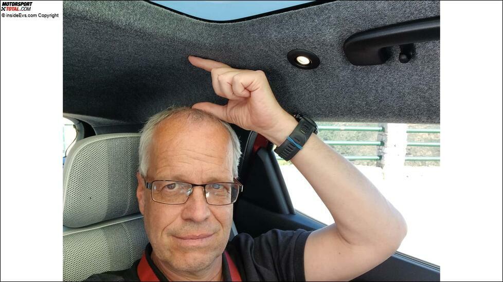 Renault Scenic E-Tech Electric: Über dem Kopf bleiben bei dem 1,76 Meter großen Autor noch rund fünf Zentimeter