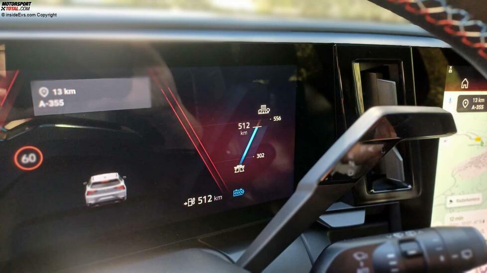 Renault Scenic E-Tech Electric: Der Reichweitenassistent zeigt nicht nur die WLTP-Restreichweite beim aktuellen Ladestand an (hier 512 km), sondern auch die Restreichweite auf Basis des Verbrauchs der letzten 70 km (rechts oben) und die Restreichweite bei 110 km/h und 5 Grad Celsius (rechts unten)