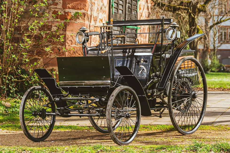 1886 wurde das Auto erfunden, doch erst ab 1894 kann man von einer Serienfertigung sprechen: Als Vorreiter gilt das Benz Motor-Velociped