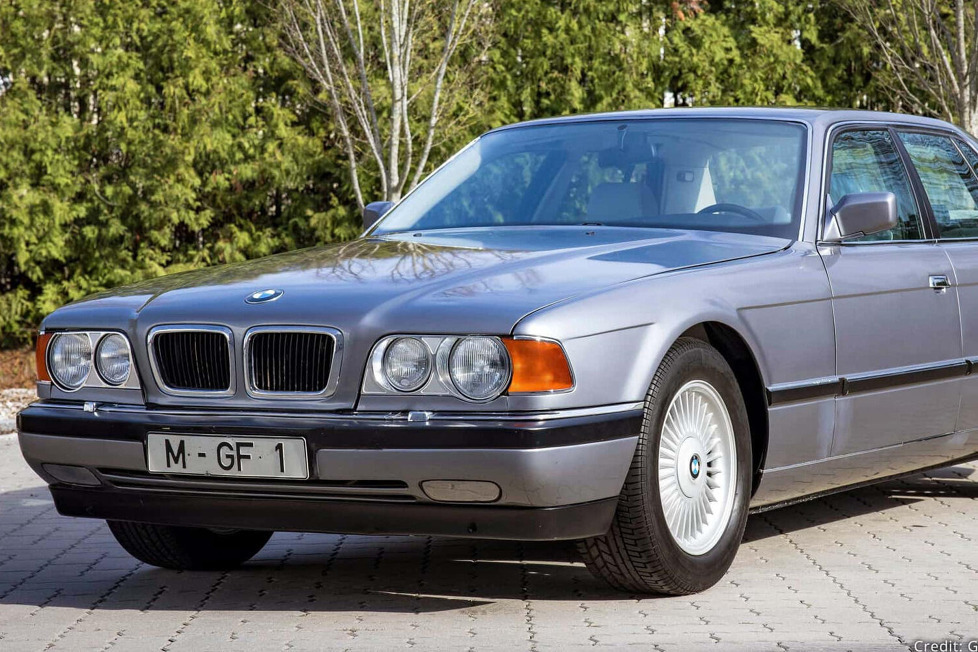 Manch BMW-Fan wird den Goldfisch-7er mit V16-Motor von 1987 kennen: Jetzt zeigt die Marke erstmals den weiterentwickelten Prototyp mit E38-Look