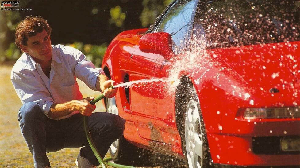 Senna wäscht das Auto. Credit: Norio Koike