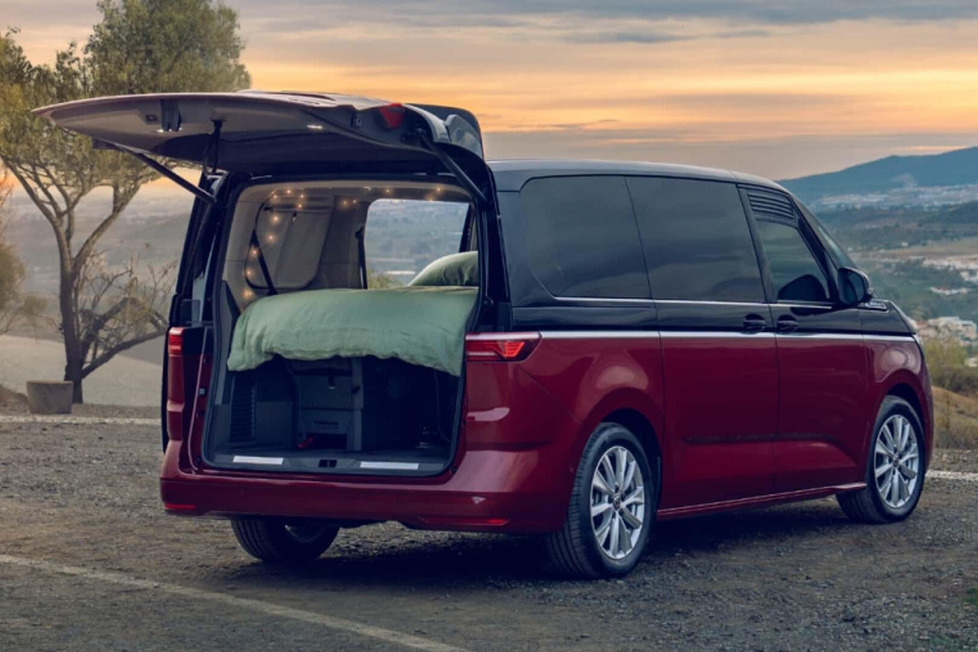 VW präsentiert das Gute-Nacht-Paket für den Multivan, das den MQB-Bulli zu einem Camper mit Bett und weiteren Annehmlichkeiten aufrüstet