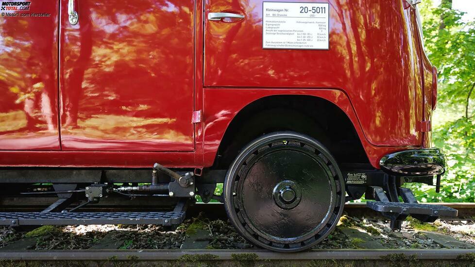 VW Ur-Bulli ohne Lenkrad fürs Gleis