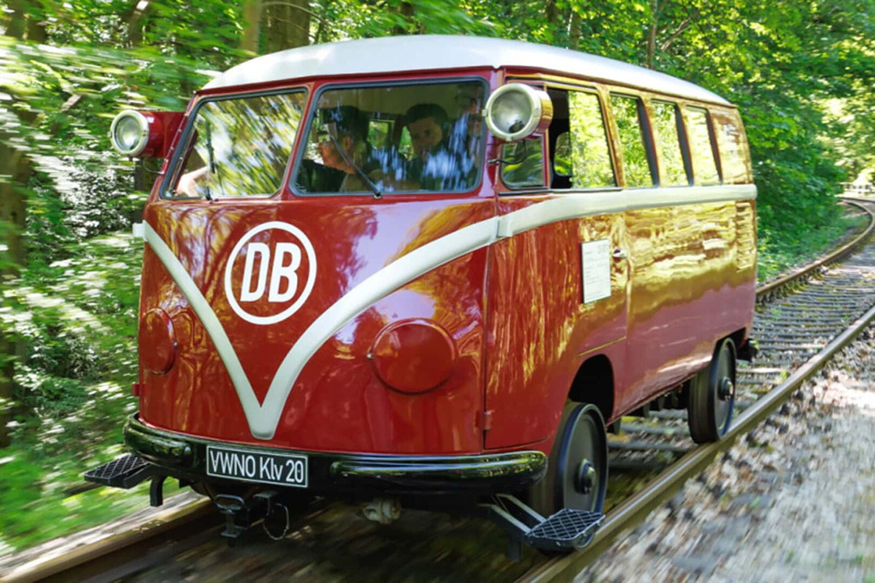 Kennen Sie dieses Auto? VW zeigt einen illustren VW T1 Draisinen-Bulli ohne Lenkrad anlässlich des 