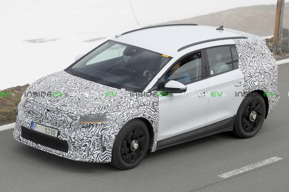 Unsere Erlkönig-Fotografen haben das Facelift des Enyaq abgelichtet - Eigentlich soll das Auto dabei die neue T-förmige Lichtsignatur erhalten