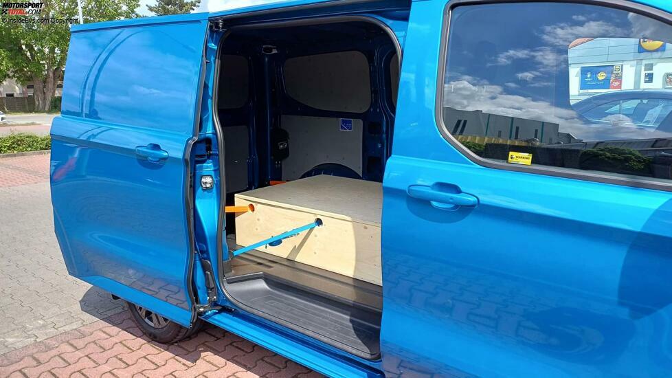 Ford E-Transit Custom (2024): Die Schiebetür ist laut Ford 1.030 mm breit