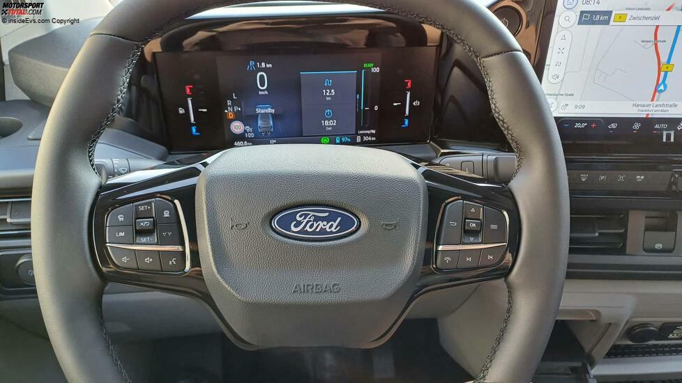 Ford E-Transit Custom (2024): Das Lenkrad mit Tempomateinstellungen links und einem Knopf zum Steuern der Inhalte des Instrumentendisplays rechts