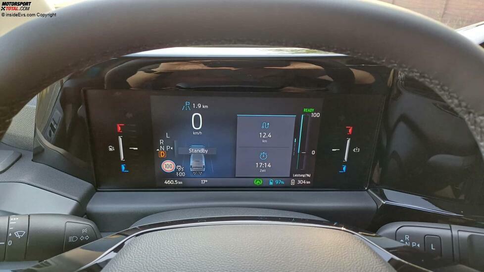 Ford E-Transit Custom (2024): Das Instrumentendisplay zeigt auch den ladestand und die Restrichweite in km an
