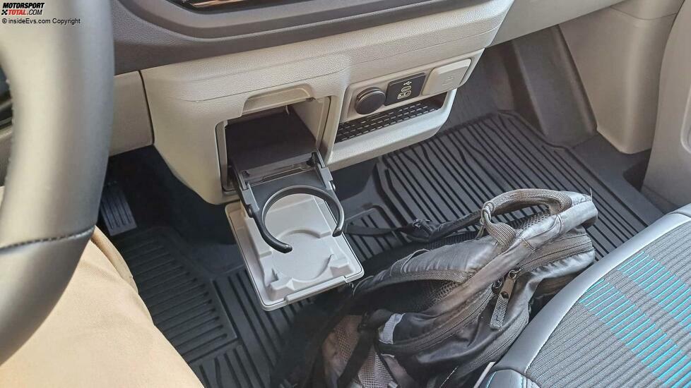 Ford E-Transit Custom (2024): Genug Platz im Cockpit für einen kleinen Rucksack, ein Becherhalter und Stromanschlüsse in der Mittelkonsole