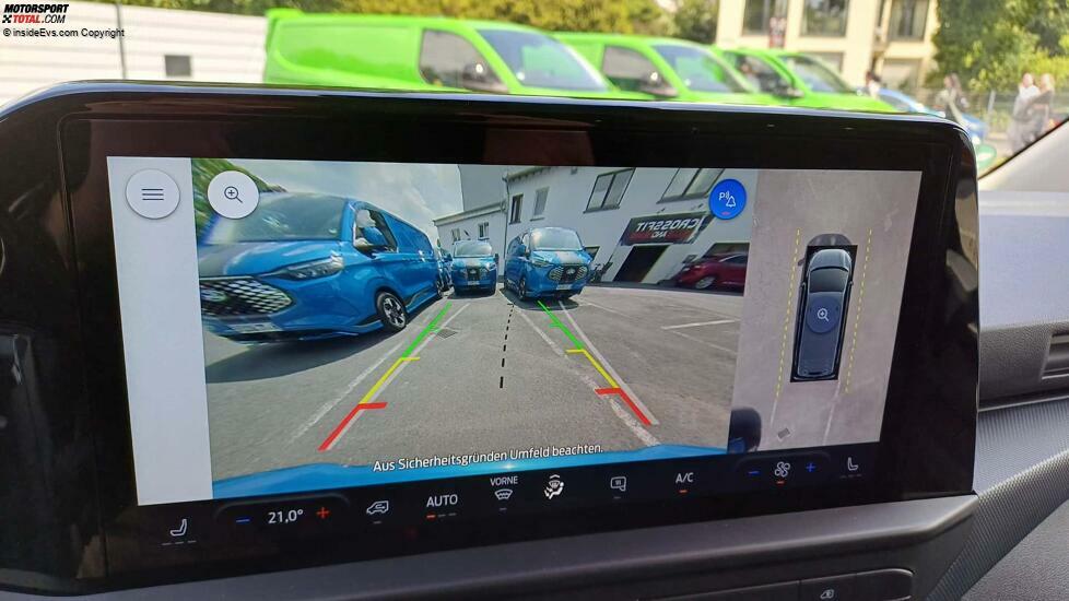 Ford E-Transit Custom (2024): Das Bild der Rückfahrkamera auf dem Touchscreen