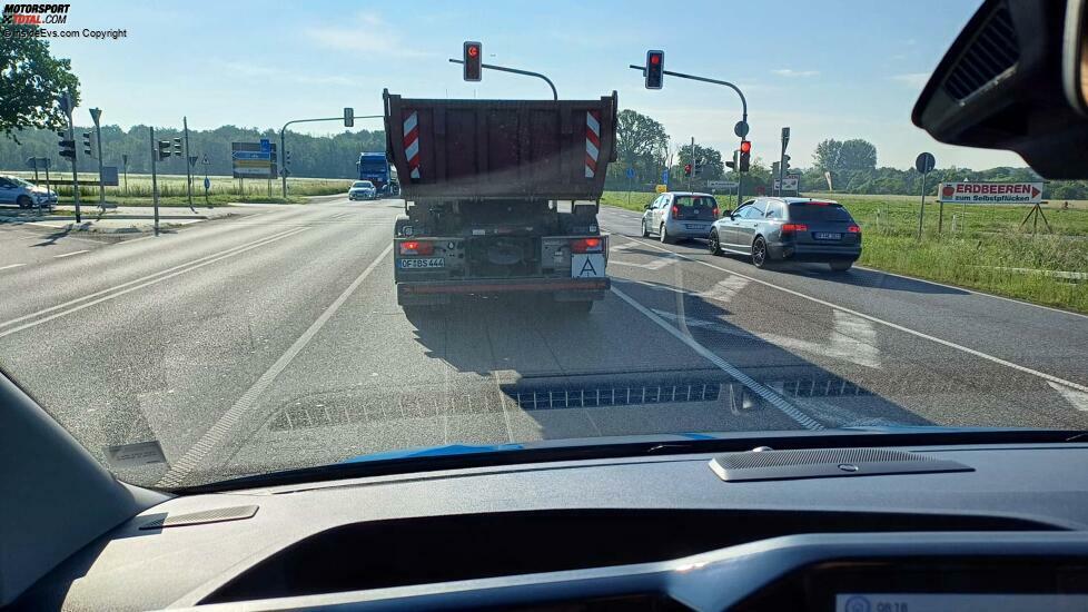 Ford E-Transit Custom (2024): Der Abstandstempomat ließ beim Stopp hinter einem Vordermann viel zu viel Abstand (etwa eine knappe Wagenlänge)