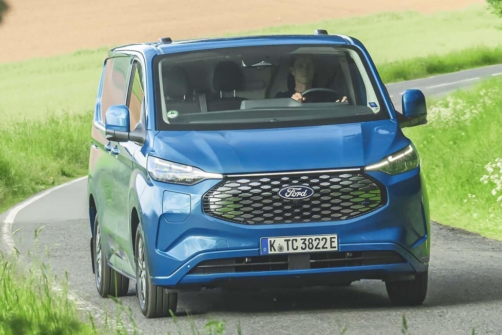Schneller und geräumiger als der Mercedes e-Vito ? und mit Pkw-artiger Monitorlandschaft