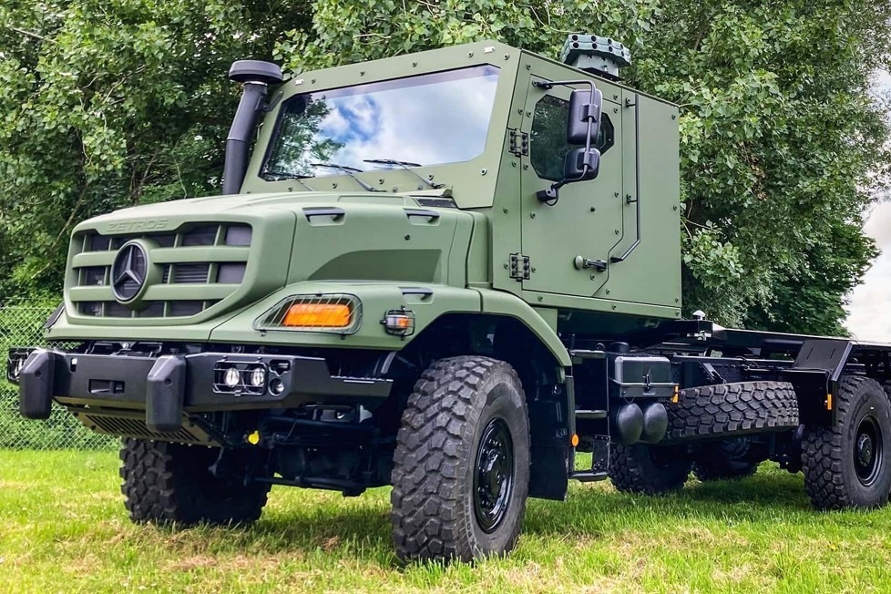 Auf der Fachmesse Eurosatory stellt man auch einen Zetros mit geschützter Kabine vor