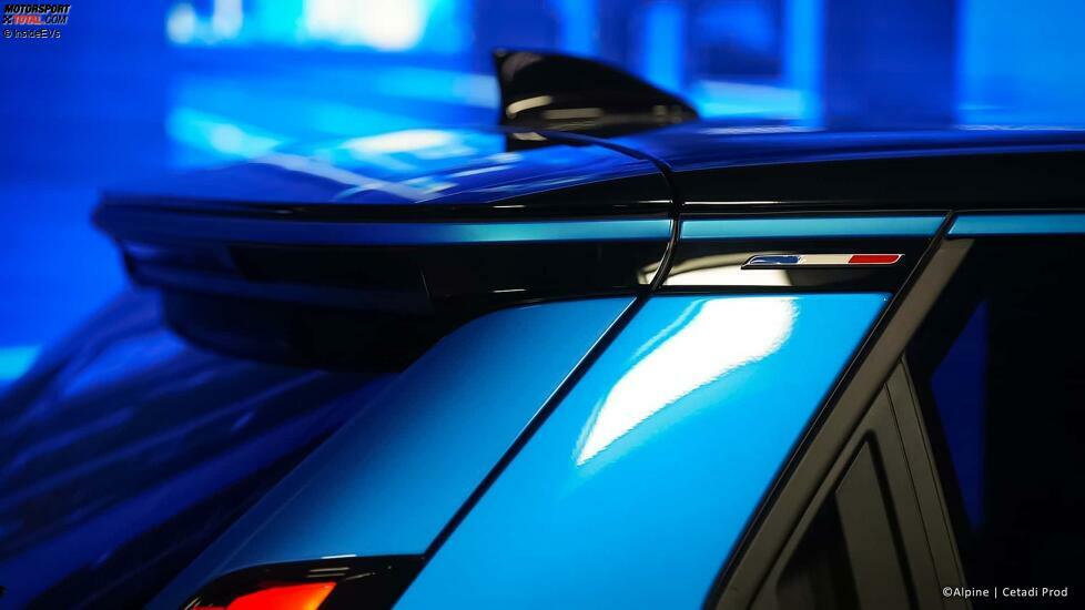 Alpine A290 (2024): Auf einen übergroßen Dachspoiler verzichtet Alpine und setzt lieber auf einen kleinen Entenbürzel an der Heckklappe.